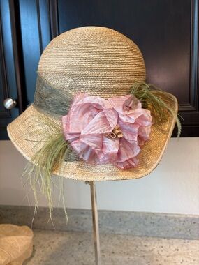 Grevi Straw Cloche Hat with Pink Flower and Green Trim